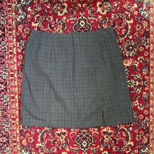 Plaid mini skirt with small side slit